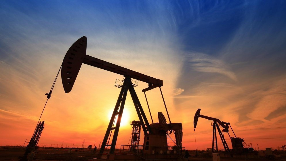 أسعار النفط تتراجع مع تعويض ارتفاع الدولار لمخاطر اضطرابات البحر الأحمر