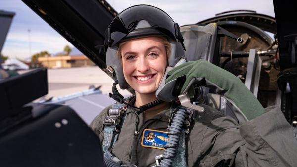 ملكة جمال أمريكا «ضابط بالقوات الجوية»