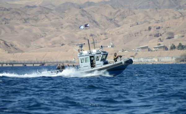 إصابة 7 جنود إسرائيليين إثر انقلاب سفينة في البحر
