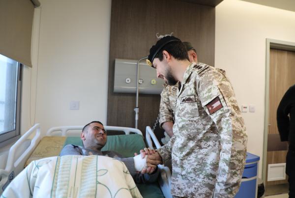بالصور .. ولي العهد يزور ضابطين من مرتبات كوادر المستشفيات الميدانية في غزة