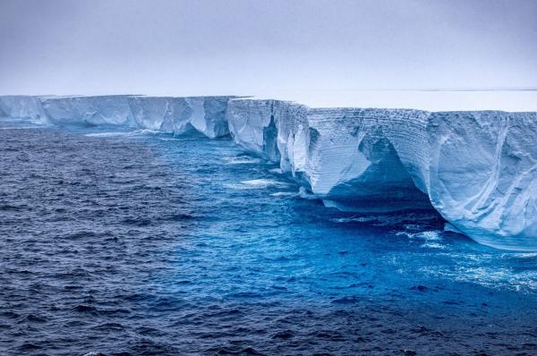 أكبر جبل جليدي في العالم يتحرك باتجاه شمال المحيط القطبي الجنوبي