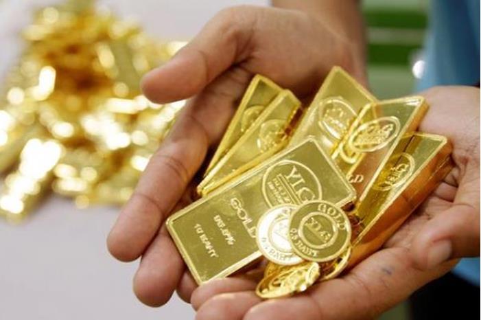 ارتفاع الدولار يهبط بأسعار الذهب عالمياً