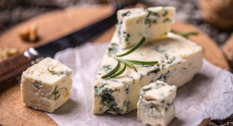 فوائد وآثار جانبية لتناول الجبن الأزرق: ما يجب عليك معرفته