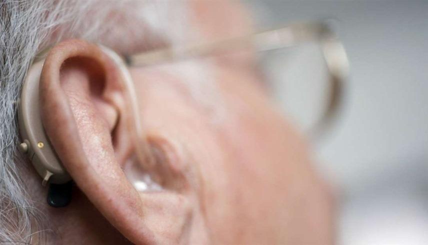 ما أسباب صعوبات السمع رغم ارتداء سماعة طبية؟
