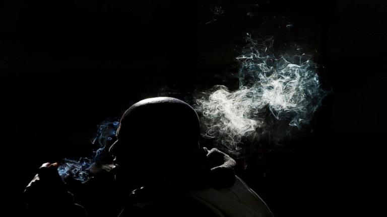 دراسة تكشف ضرر السجائر الإلكترونية الخالية من النيكوتين على الرئة