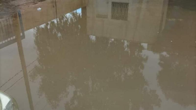 البلقاء : سيول نتيجة الامطار الغزيرة وانهيار جدار ومداهمة مياه لمنازل في دير علا