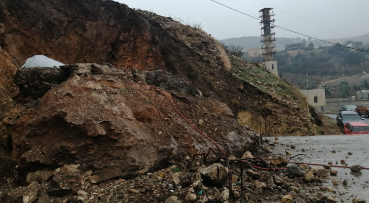 الأمن: التعامل مع انهيار صخري على الشارع العام بمنطقة كفرنجة في عجلون