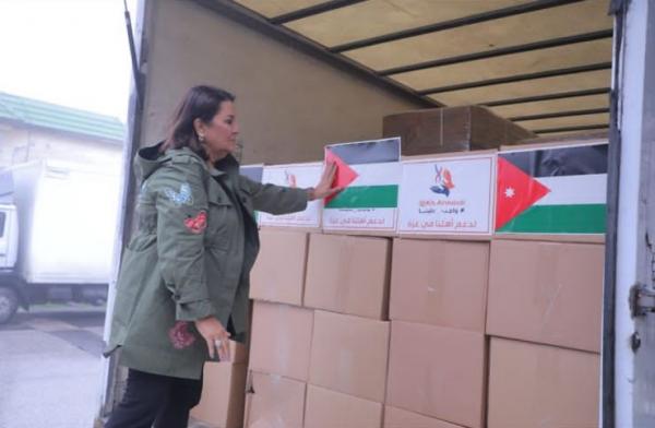 العرموطي تسير شاحنات حملتها العاشرة إلى غزة (فيديو وصور)
