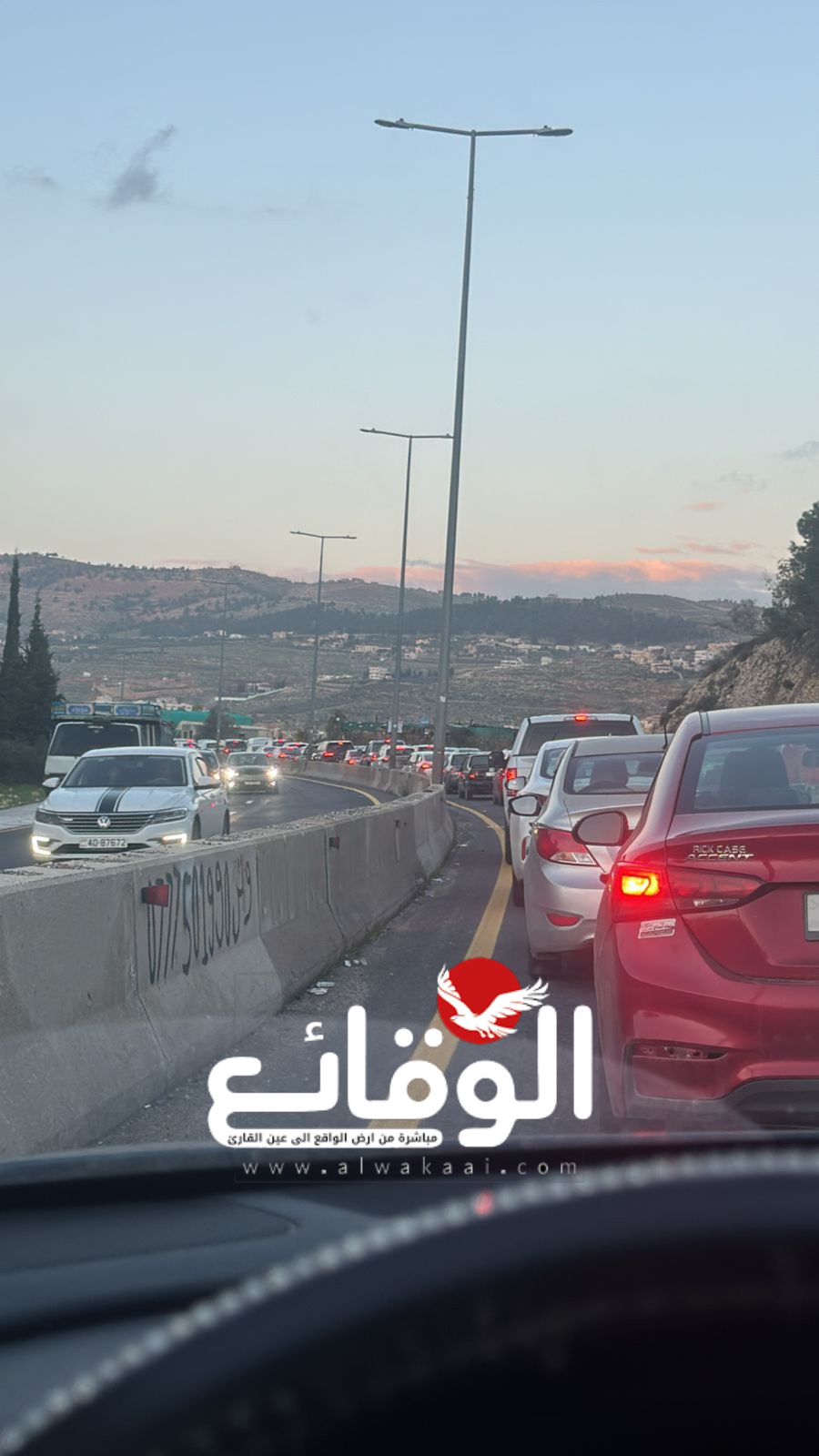 بالصور ... حادث سير على طريق اربد عمان يتسبب بأزمة سير خانقة