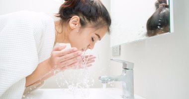 كم مرة ينبغي غسل الوجه يوميا؟ وهل يُنصح بـتنظيف البشرة المزدوج؟