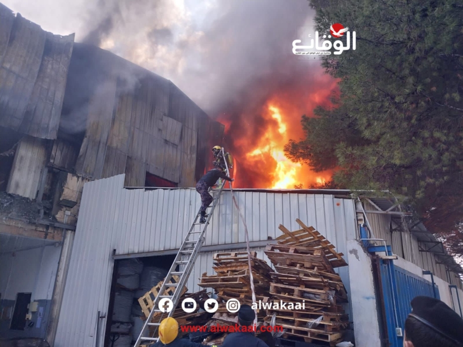 بالفيديو والصور .. السيطرة على حريق شب داخل مصنع للبلاستيك في سحاب