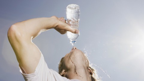 الغثيان بعد شرب الماء: أسباب وكيفية التعامل معها