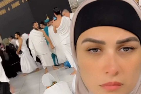 ياسمين عبدالعزيز تُظهر بإطلالة متدينة في مكة المكرمة خلال أداء مناسك العمرة