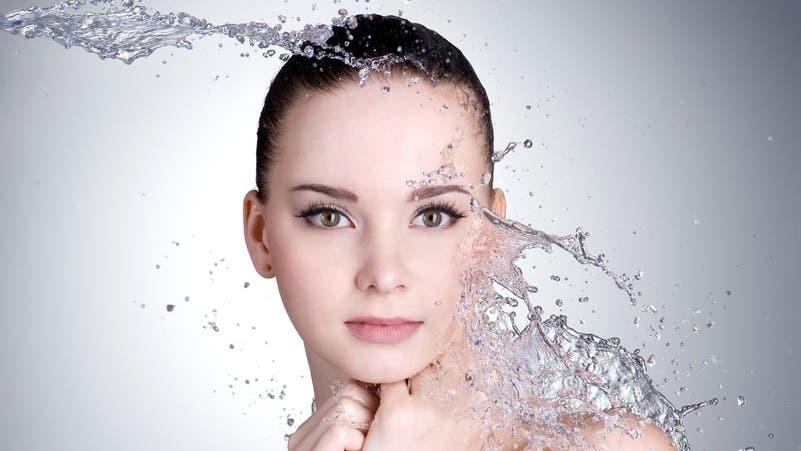 حقيقة أم وهم: هل يقوم الماء البارد بجعل الشعر أكثر لمعاناً؟