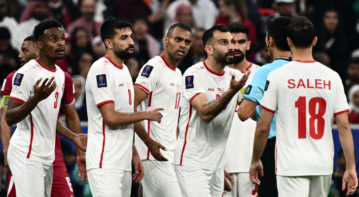 أردنيون يطالبون اتحاد الكرة بتقديم شكوى ضد حكم المباراة لدى الاتحاد الآسيوي