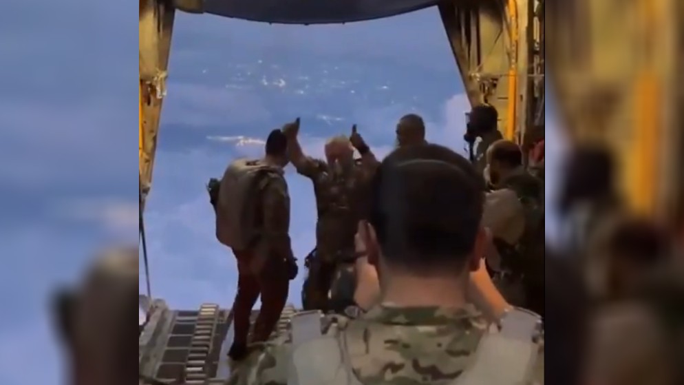 شاهد ... مقطع فيديو يظهر مشاركة الملك عبدالله الثاني في أحد الإنزالات الجوية لأهل غزة