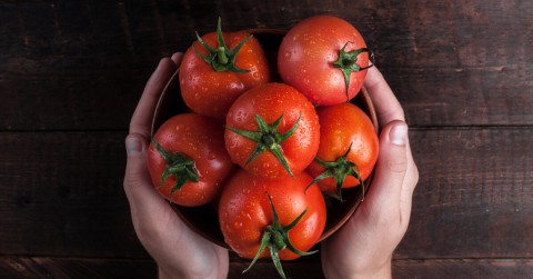 الطماطم… ليست مجرد طعام بل حل لجمال بشرتك! لا تقتصر على تناولها