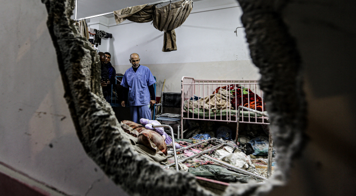 صحة غزة: الاحتلال يحتجز 460 شخصا بمجمع ناصر الطبي في ظروف قاسية