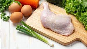 الدجاج أم البيض: أيهما يحتوي على كمية أكبر من البروتين؟