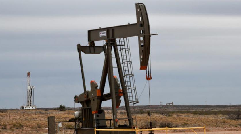النفط يتراجع متأثرا بتزايد احتمالات تأجيل خفض أسعار الفائدة في أمريكا