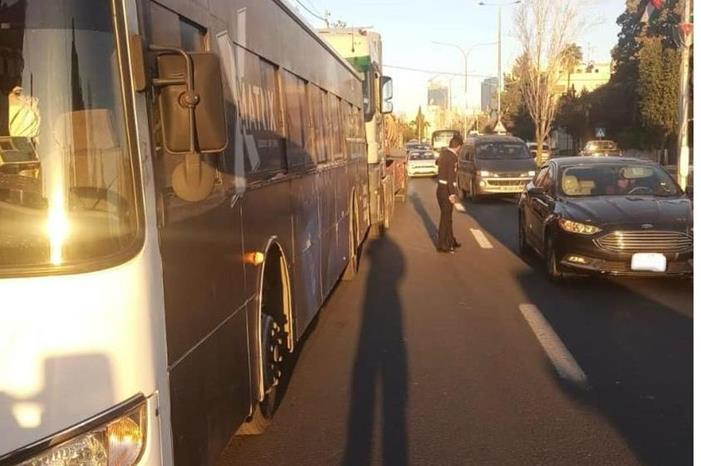 ازدحام مروري اثر تعطل حافلة بين الدوار الرابع والخامس في عمّان