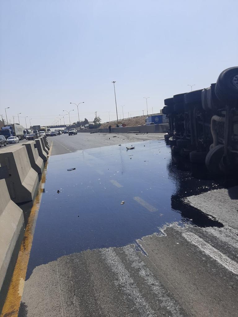 تدهور صهريج محروقات وانقلابه على طريق المطار في العاصمة عمان