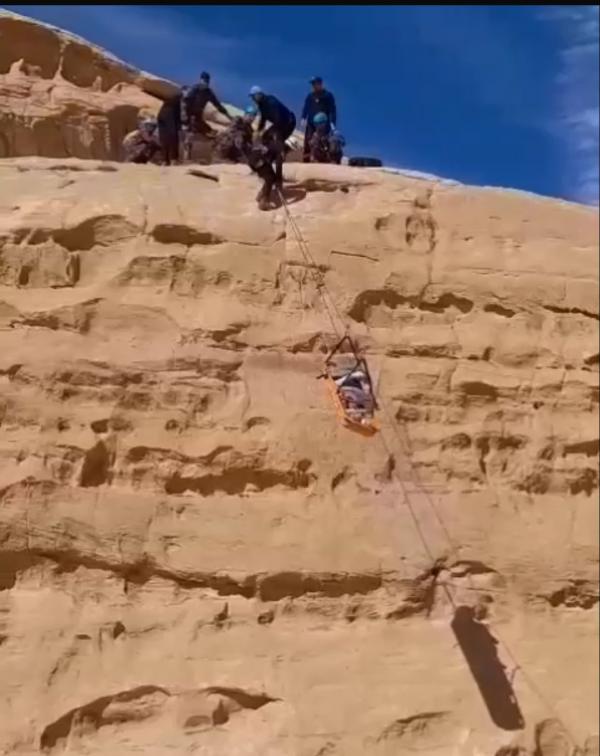 بالفيديو...إنقاذ شخص سقط من أعلى شق صخري في الديسة