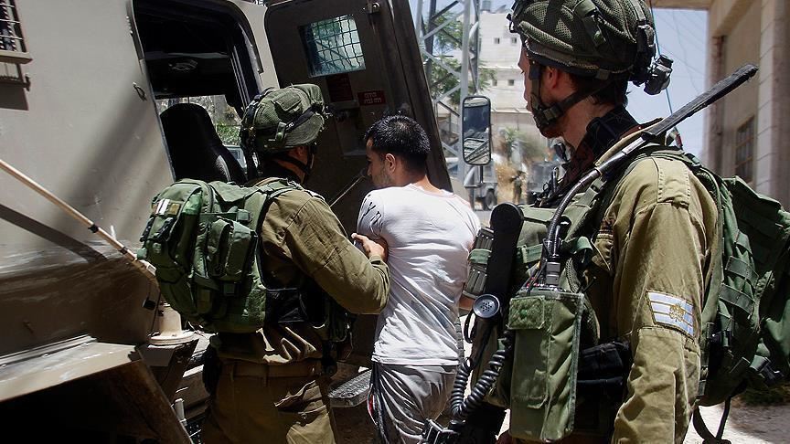 قوات الاحتلال تعتقل 20 فلسطينيا من الخليل بينهم أسرى محررون