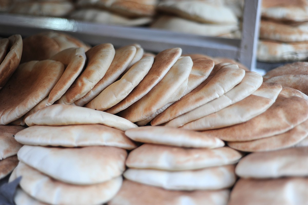 وزير الصناعة: لن نرفع أسعار الخبز حتى لو وصل سعر طن القمح إلى ألف دولار