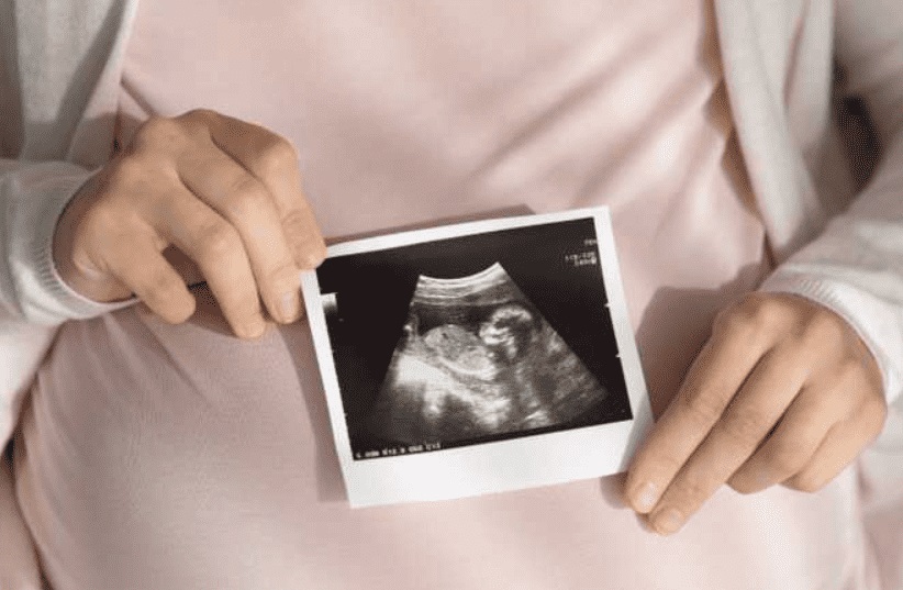 لماذا يحتفظ جسم الأم ببعض خلايا الجنين بعد الولادة؟