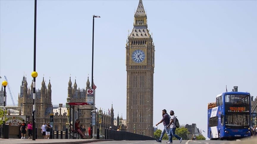 الحكومة البريطانية تعلن خفض الضرائب رغم التحديات المالية