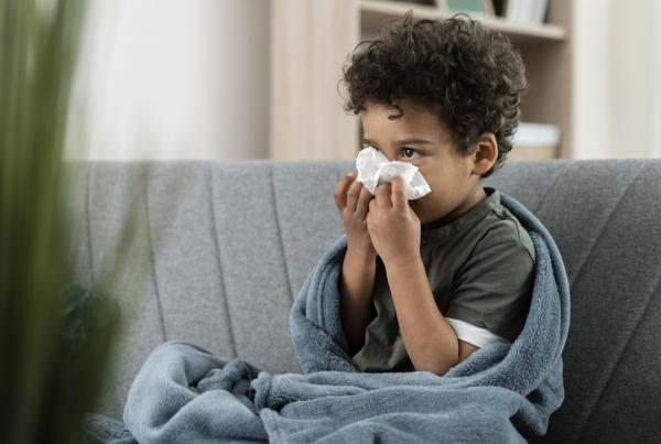 علاجات سريعة لتقليل أعراض السعال ونزلات البرد لدى طفلك