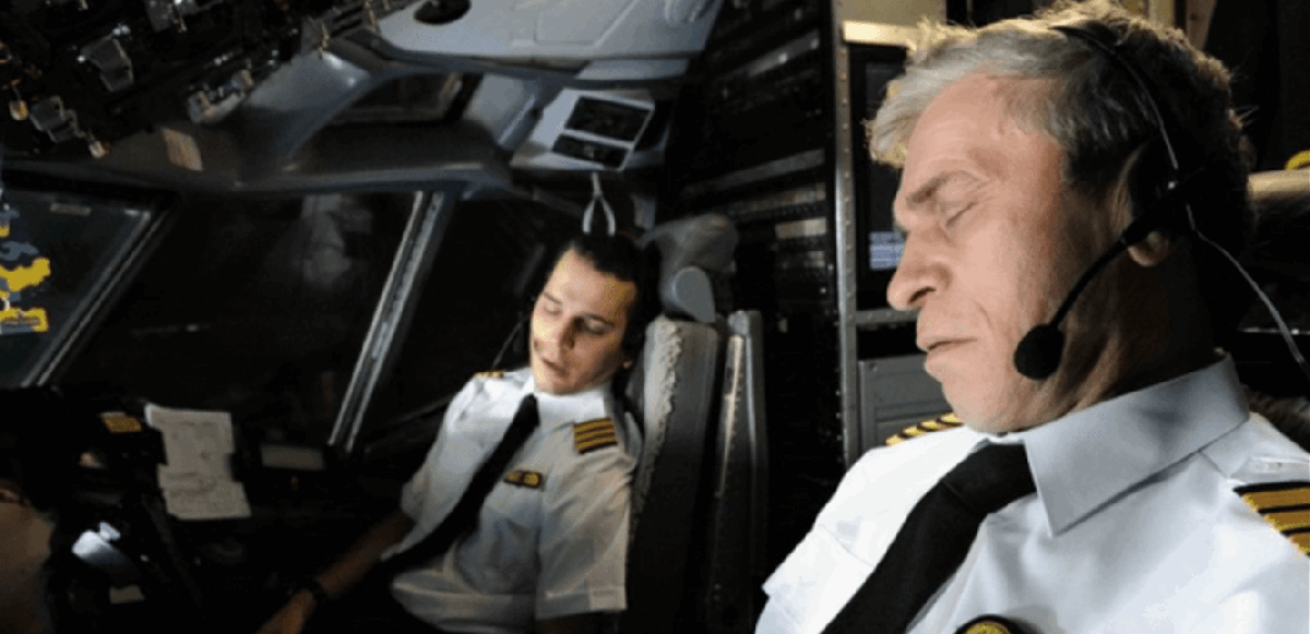 طيار ومساعده ينامان خلال رحلة جوية.. ماذا حدث للركاب؟