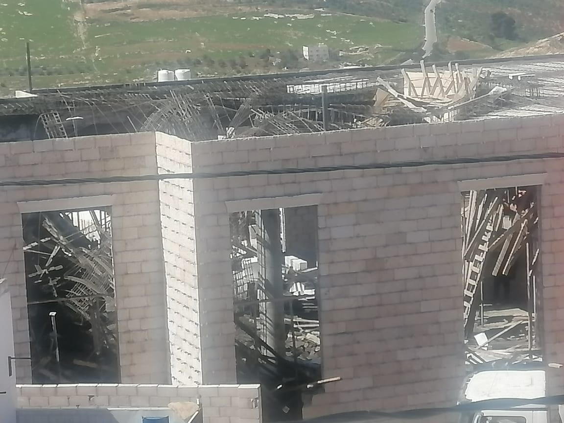 شاهد بالصور .. اصابة 3 أشخاص اثر سقوط سقف مسجد قيد الانشاء  في اربد