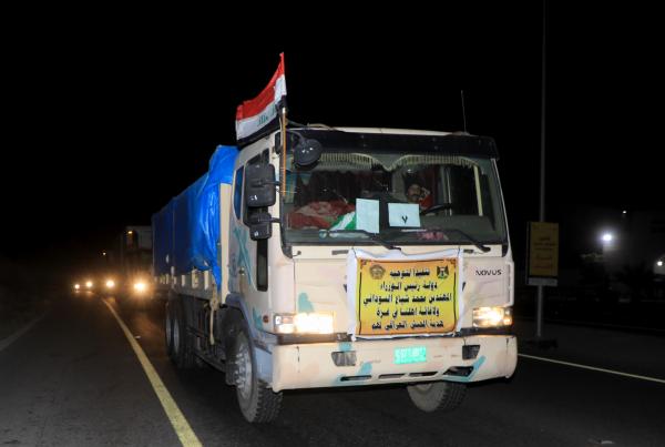 بالصور...القوات المسلحة تتسلم 36 شاحنة مساعدات عراقية لغزة