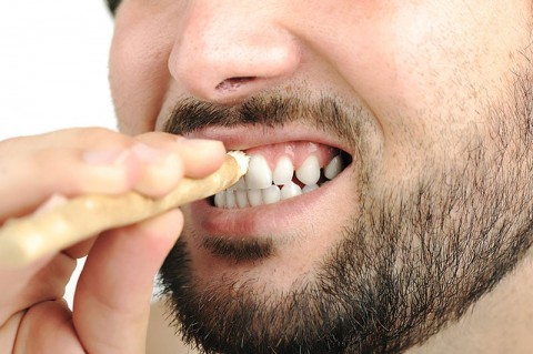 كيفية التعامل مع آلام الأسنان خلال شهر رمضان: الأسباب والعلاج وفوائد السواك
