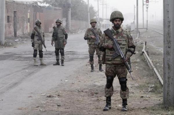 مقتل 5 جنود في هجوم انتحاري شمالي باكستان