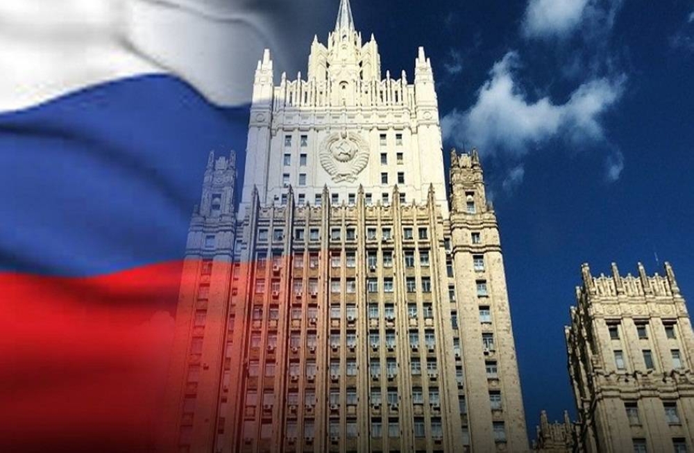 روسيا تطالب ماكرون بالتوقف عن إرساله الأسلحة إلى أوكرانيا
