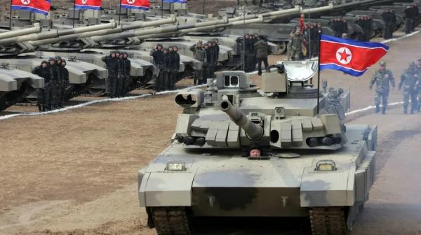 زعيم كوريا الشمالية يكشف عن دبابة جديدة ويقودها بنفسه