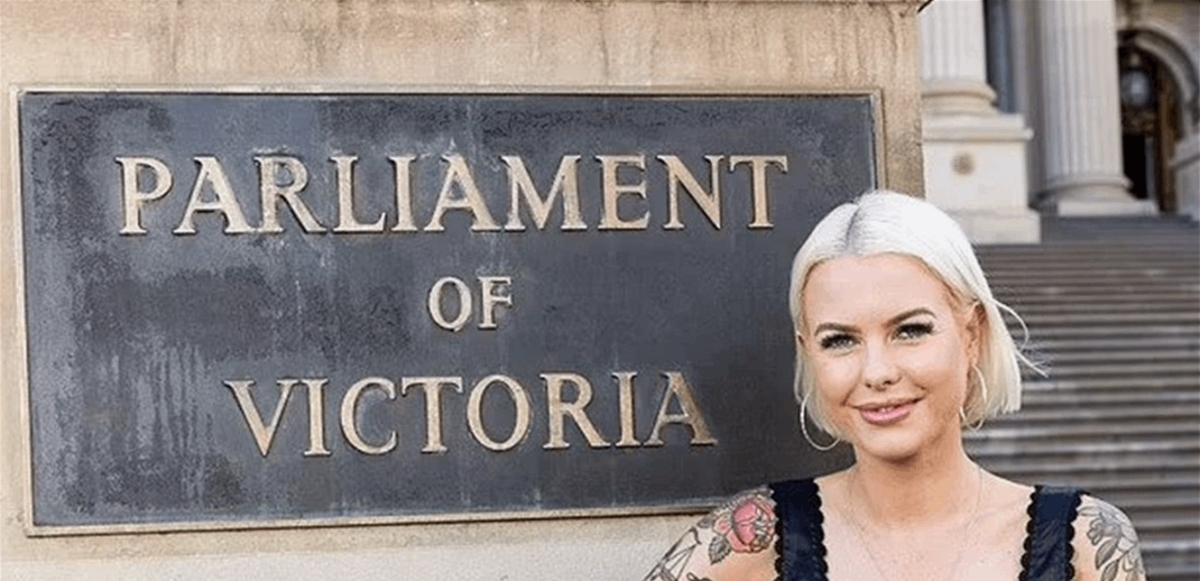 أصغر نائبة في البرلمان الأسترالي.. لن تتخيلوا ماذا كانت تعمل قبل دخولها السياسة!