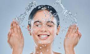 فوائد الماء المقطر للبشرة: السر في تحسين صحة وجمال بشرتك