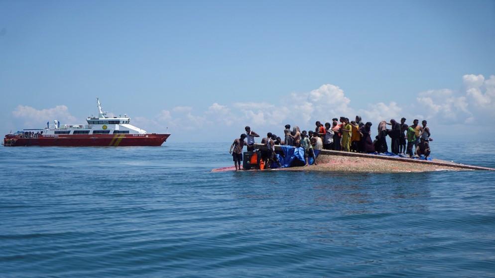 إنقاذ 69 من لاجئي الروهينغا بعد انقلاب قاربهم قبالة سواحل إندونيسيا