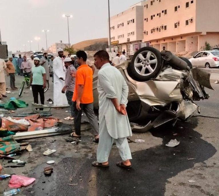 حادث مروع في مكة.. سيارة مسرعة تدهس صائمين على سفرة إفطار