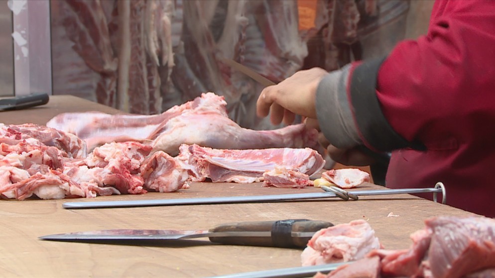 بلدية جرش تتلف 300 كيلو من اللحوم لـمخالفتها شروط السلامة العامة