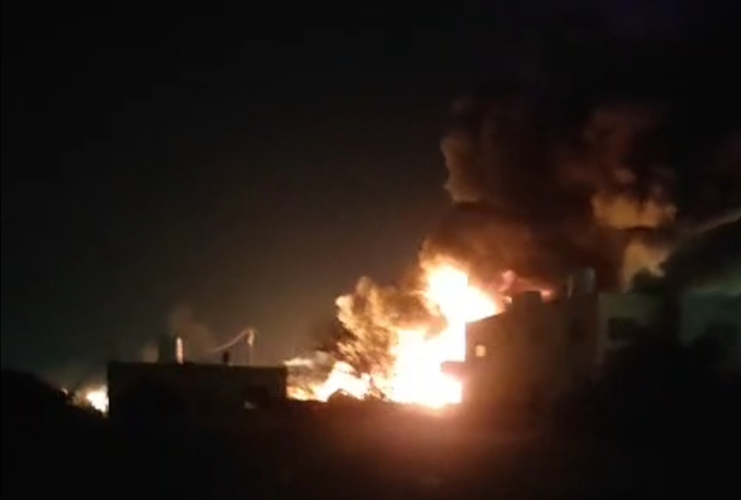 بالفيديو...انفجار وحريق في مستودع بنزين مهرب في الرمثا
