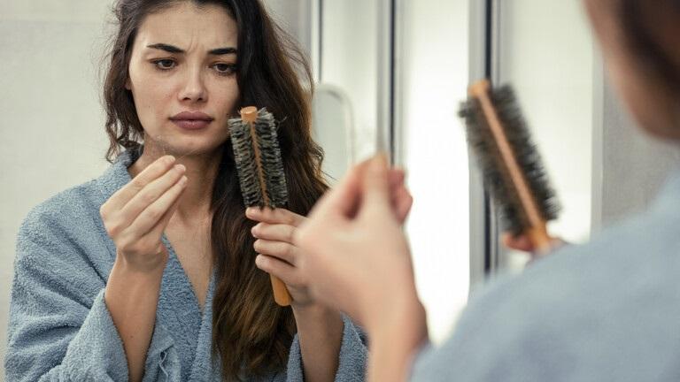 10 عادات تؤذي الشعر الجاف وتزيد مشاكله