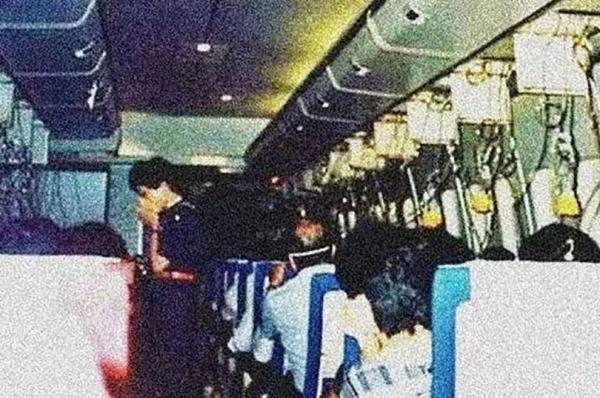 قبل ثوانٍ من أسوأ حادث تحطم في العالم .. الصورة الأخيرة داخل الطائرة اليابانية المنكوبة عام 1985