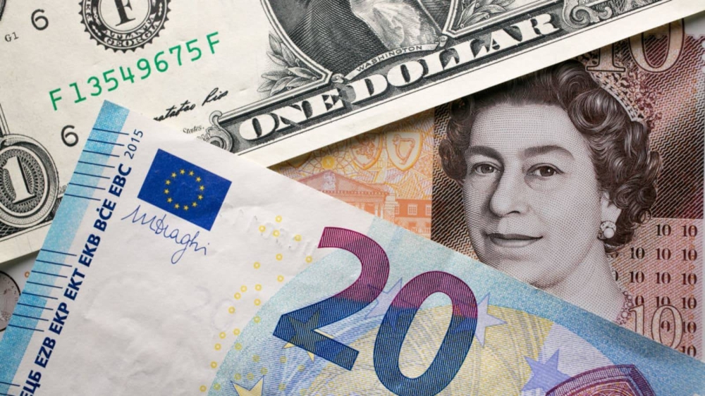 الاسترليني يتراجع أمام الدولار ويرتفع مقابل اليورو