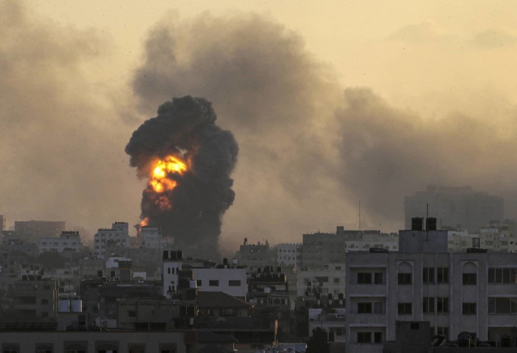 غارات إسرائيلية على وسط غزة وإطلاق نار بمحيط الشفاء