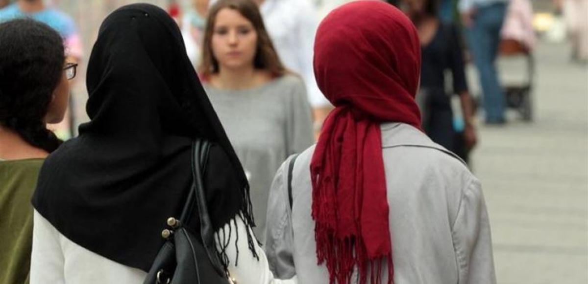 تضامن واسع مع مدير مدرسة أجبر تلميذة على خلع حجابها.. إليكم ما حصل